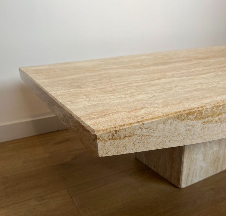 Tavolino da caffè di design in travertino. Opera italiana firmata Stone International. Intorno al 1980