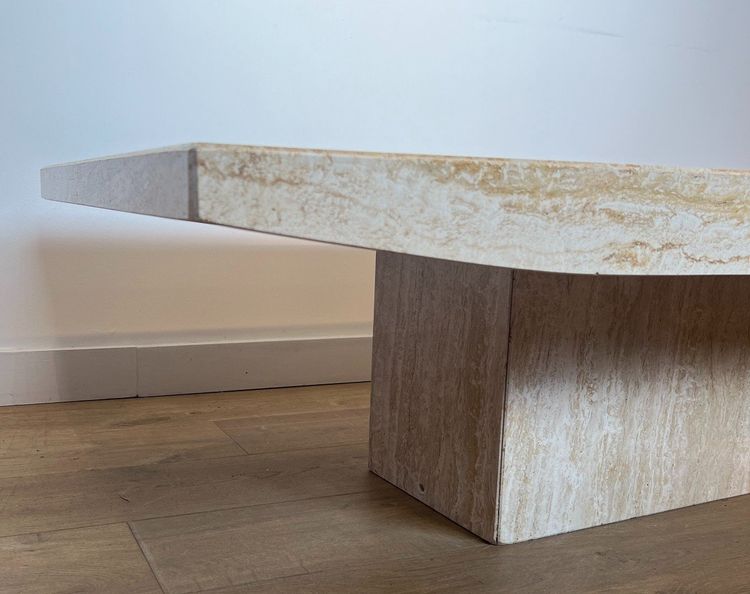 Tavolino da caffè di design in travertino. Opera italiana firmata Stone International. Intorno al 1980