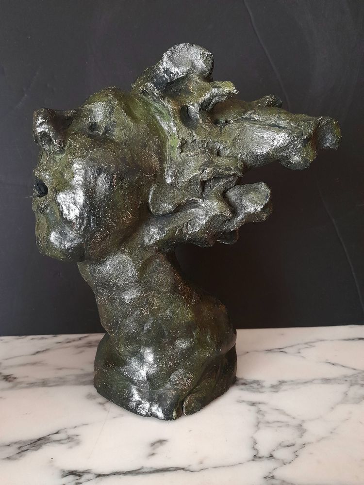 Scultura di testa di bambino con capelli scompigliati