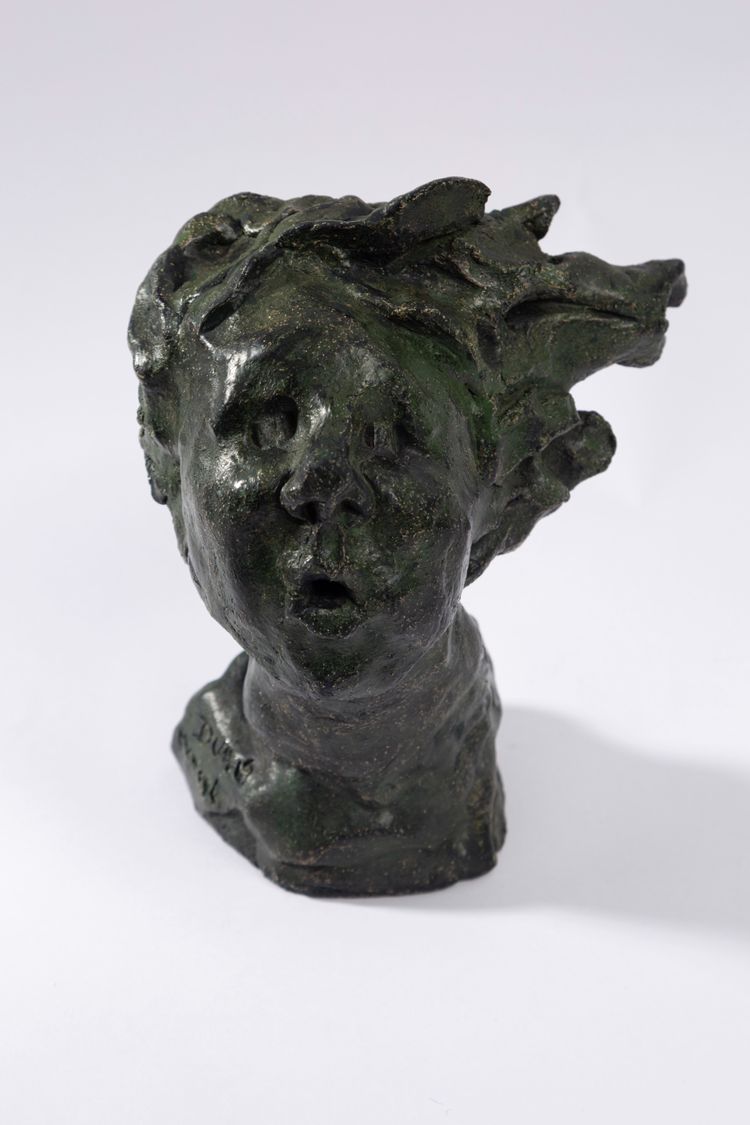 Scultura di testa di bambino con capelli scompigliati