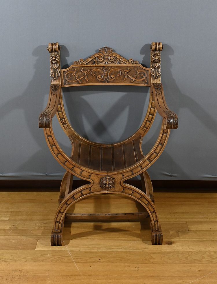 Poltrona Dagobert in noce, stile medievale - Fine XIX secolo