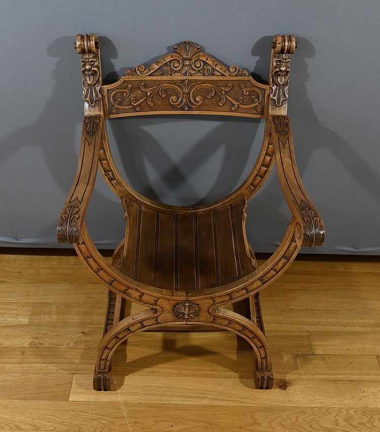 Poltrona Dagobert in noce, stile medievale - Fine XIX secolo