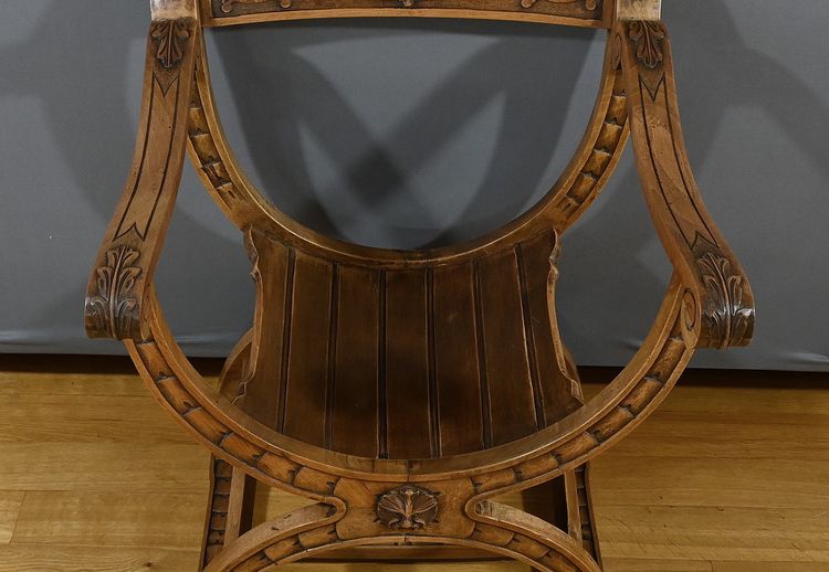 Poltrona Dagobert in noce, stile medievale - Fine XIX secolo