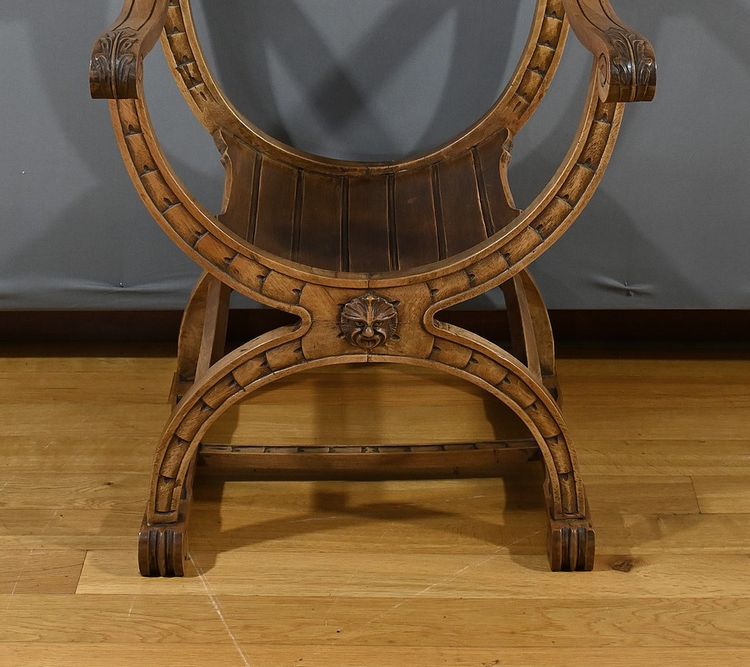 Poltrona Dagobert in noce, stile medievale - Fine XIX secolo