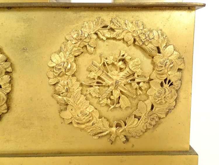 Empire Pendeluhr Bronze vergoldet Junge Frau Schäferin Brunnen Delphin Blumen XIX.
