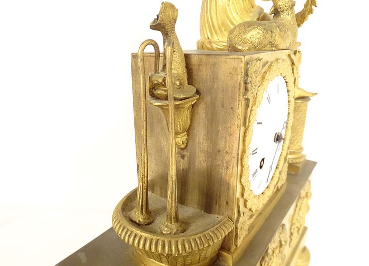 Empire Pendeluhr Bronze vergoldet Junge Frau Schäferin Brunnen Delphin Blumen XIX.