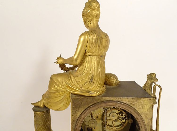 Empire Pendeluhr Bronze vergoldet Junge Frau Schäferin Brunnen Delphin Blumen XIX.