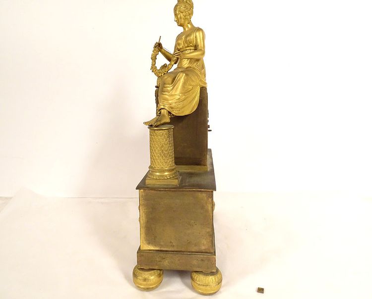 Empire Pendeluhr Bronze vergoldet Junge Frau Schäferin Brunnen Delphin Blumen XIX.