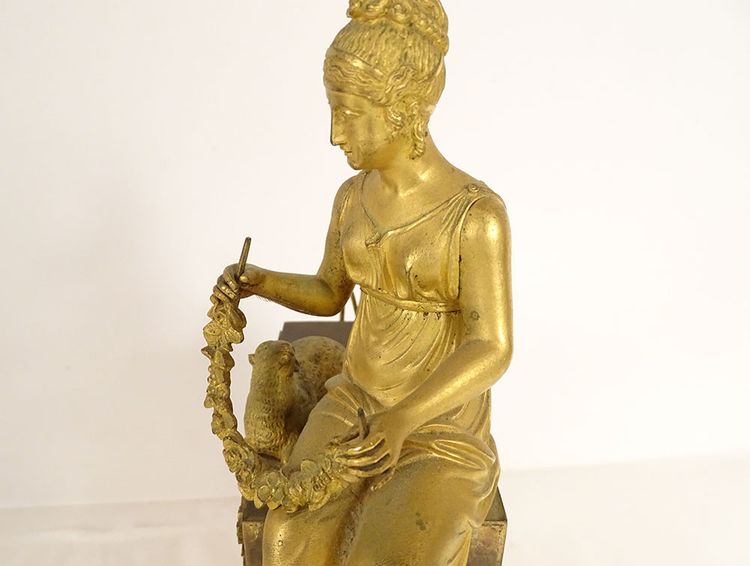 Empire Pendeluhr Bronze vergoldet Junge Frau Schäferin Brunnen Delphin Blumen XIX.