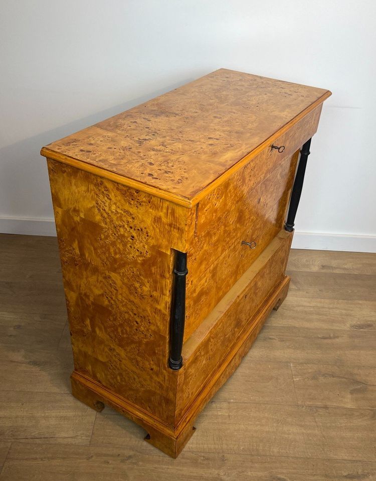 Petite Commode De Style Biedermeier à Quatre Tiroirs En érable Moucheté. Allemagne