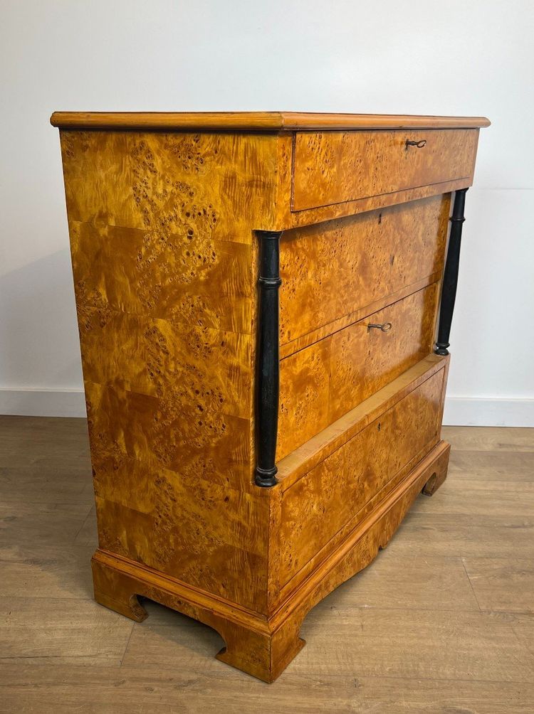 Petite Commode De Style Biedermeier à Quatre Tiroirs En érable Moucheté. Allemagne