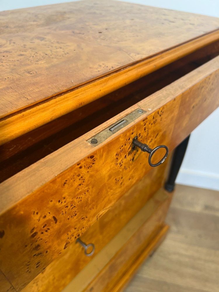 Petite Commode De Style Biedermeier à Quatre Tiroirs En érable Moucheté. Allemagne