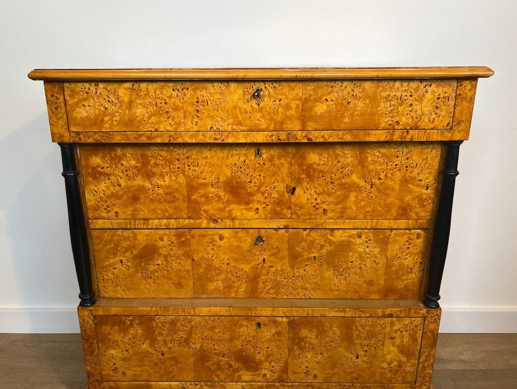 Petite Commode De Style Biedermeier à Quatre Tiroirs En érable Moucheté. Allemagne