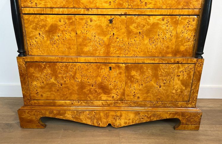 Petite Commode De Style Biedermeier à Quatre Tiroirs En érable Moucheté. Allemagne