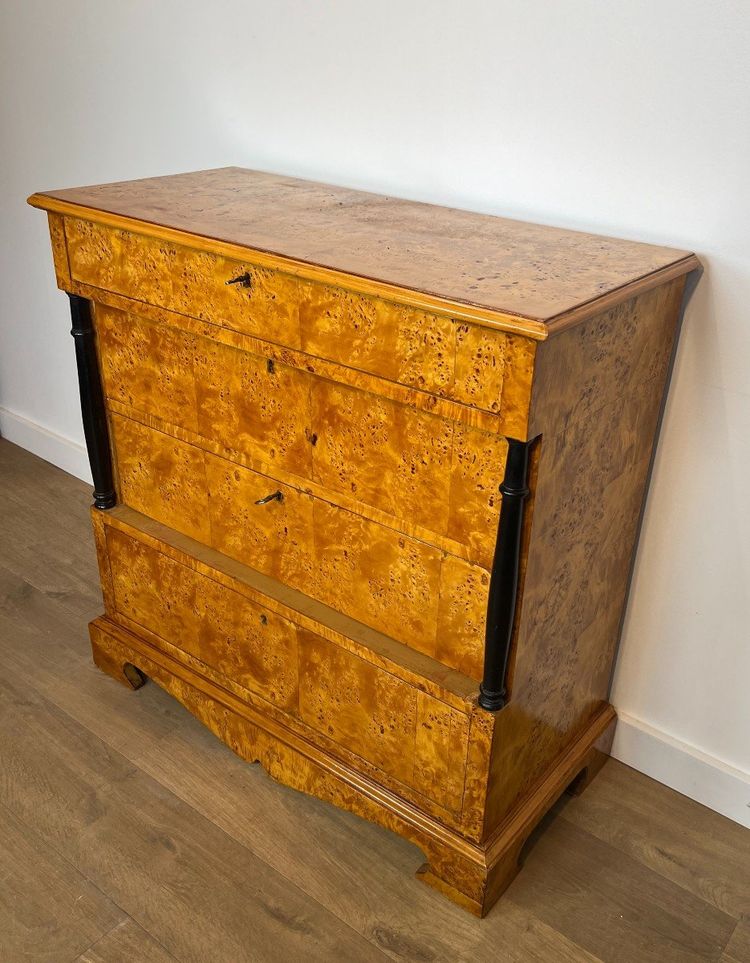 Petite Commode De Style Biedermeier à Quatre Tiroirs En érable Moucheté. Allemagne