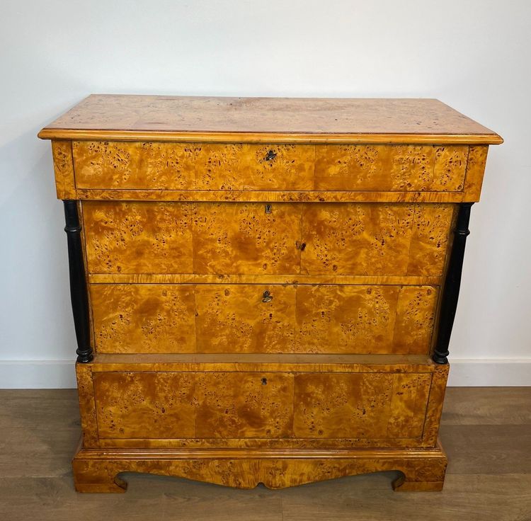 Petite Commode De Style Biedermeier à Quatre Tiroirs En érable Moucheté. Allemagne