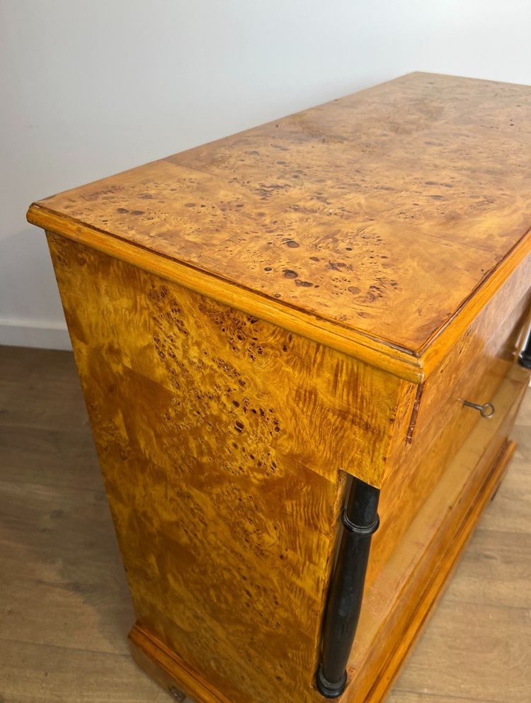 Petite Commode De Style Biedermeier à Quatre Tiroirs En érable Moucheté. Allemagne
