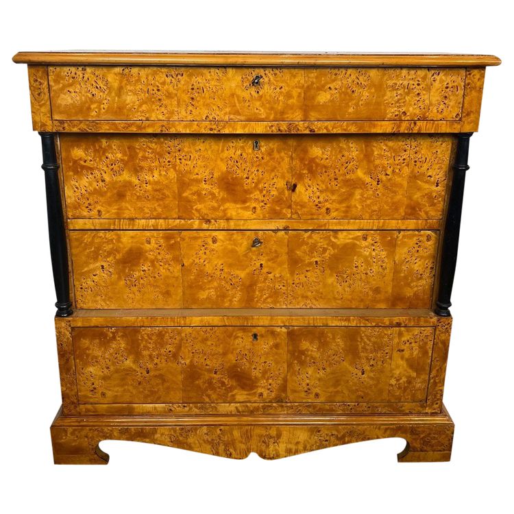 Petite Commode De Style Biedermeier à Quatre Tiroirs En érable Moucheté. Allemagne