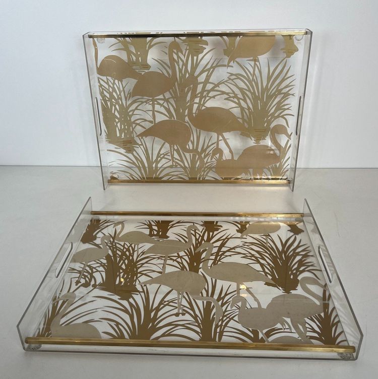 Paar Tabletts aus Plexiglas und Messing mit goldenen Vogeldekorationen