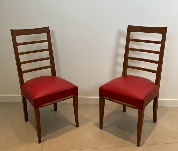 Set di 6 sedie in rovere con seduta in similpelle rossa. Opera francese. Intorno al 1940