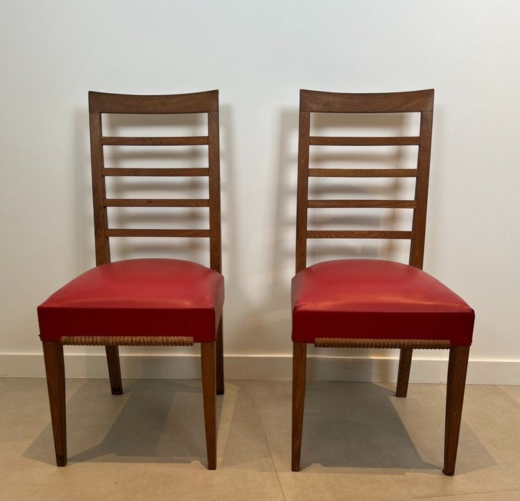 Set di 6 sedie in rovere con seduta in similpelle rossa. Opera francese. Intorno al 1940