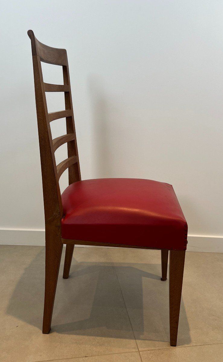 Set di 6 sedie in rovere con seduta in similpelle rossa. Opera francese. Intorno al 1940
