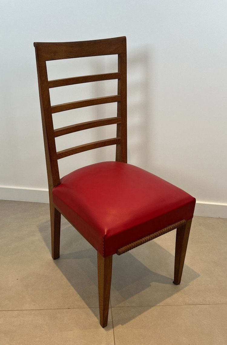 Set di 6 sedie in rovere con seduta in similpelle rossa. Opera francese. Intorno al 1940