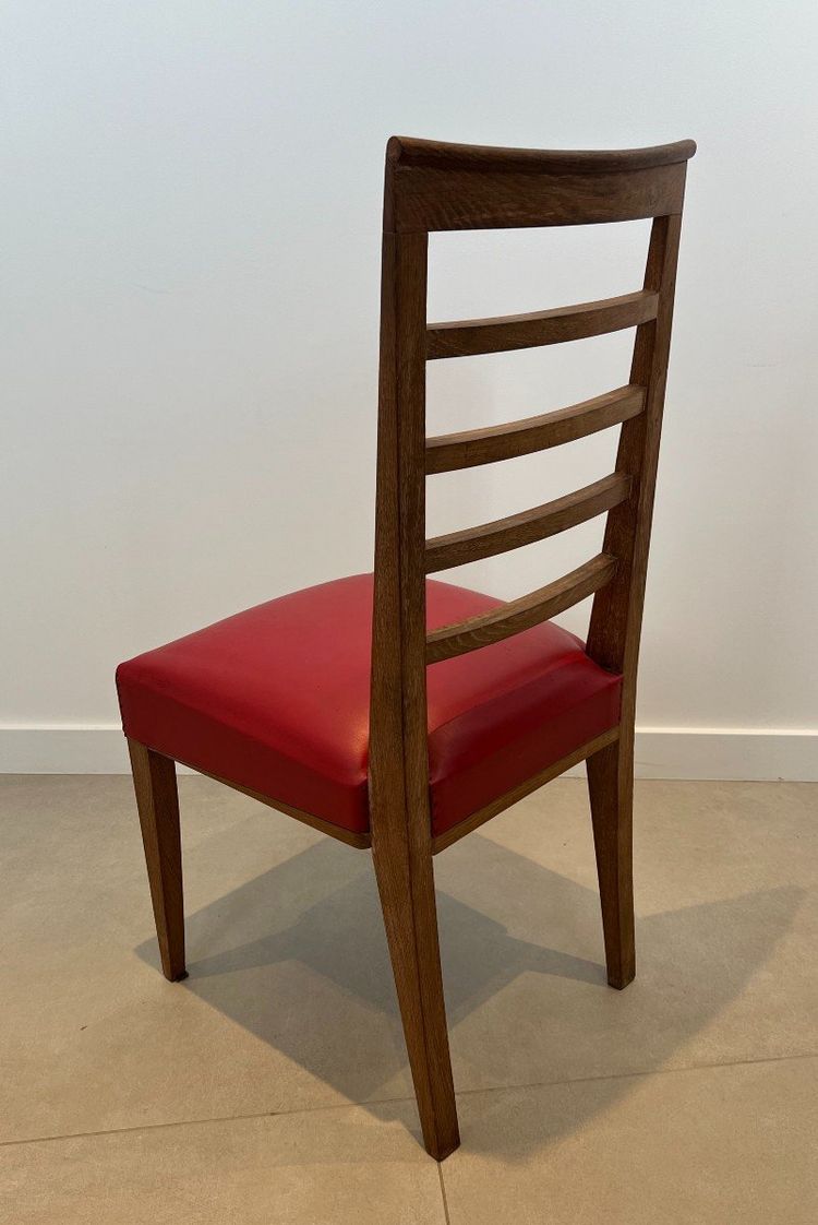 Set di 6 sedie in rovere con seduta in similpelle rossa. Opera francese. Intorno al 1940