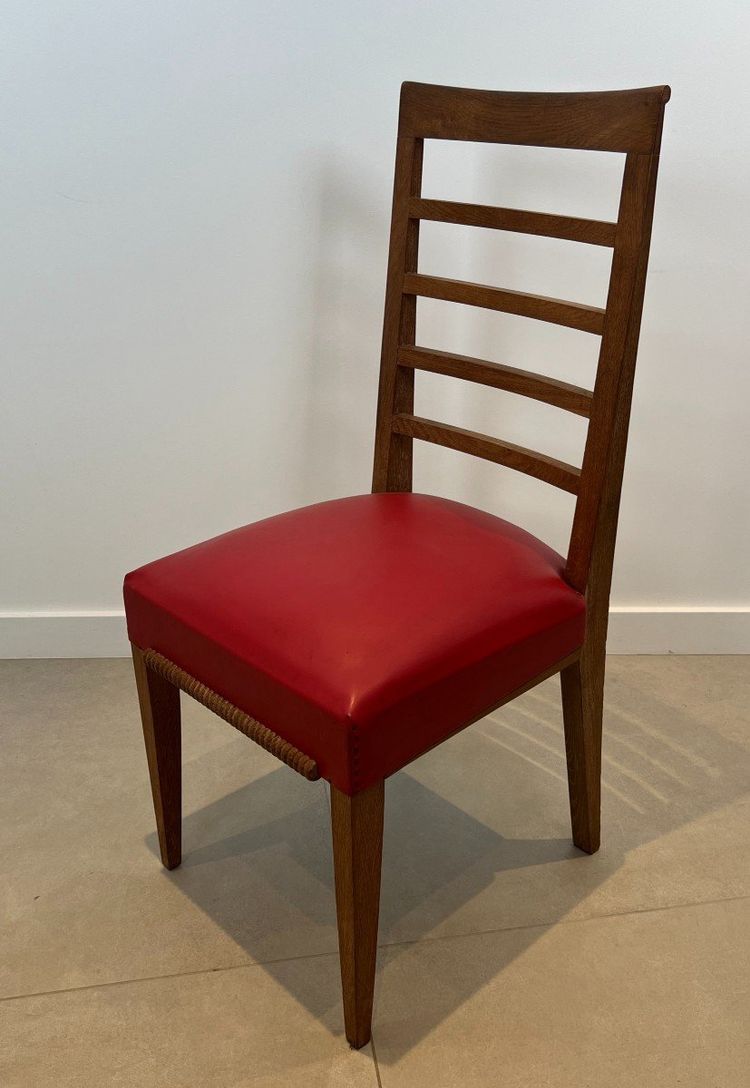 Set di 6 sedie in rovere con seduta in similpelle rossa. Opera francese. Intorno al 1940