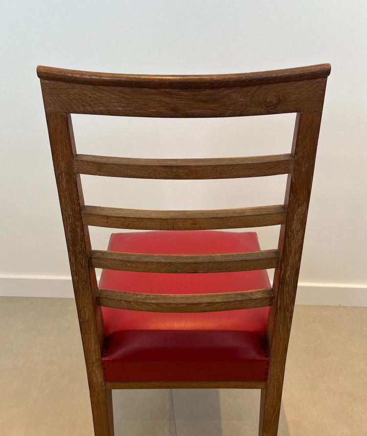 Set di 6 sedie in rovere con seduta in similpelle rossa. Opera francese. Intorno al 1940