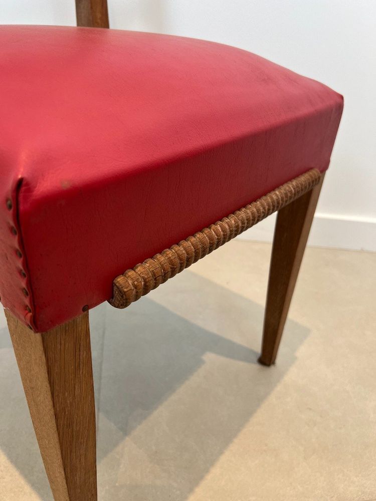 Set di 6 sedie in rovere con seduta in similpelle rossa. Opera francese. Intorno al 1940