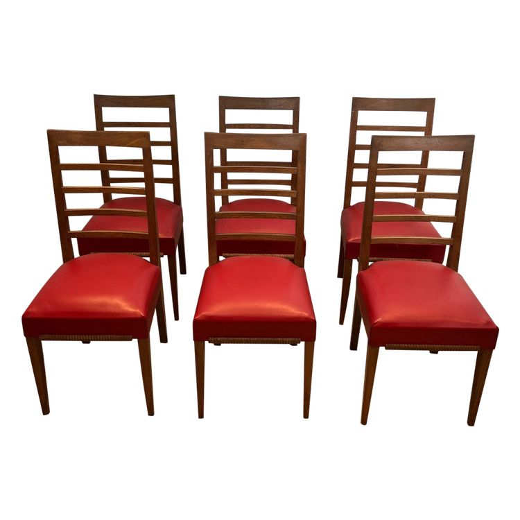 Set di 6 sedie in rovere con seduta in similpelle rossa. Opera francese. Intorno al 1940