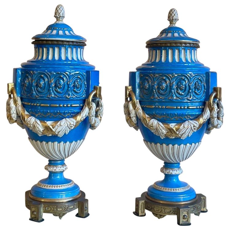 Coppia di vasi in porcellana, XIX secolo 