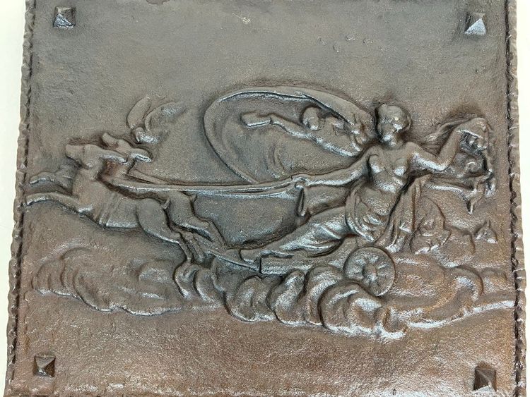 Piastra per camino in ghisa raffigurante Diana, dea della caccia, sul suo carro