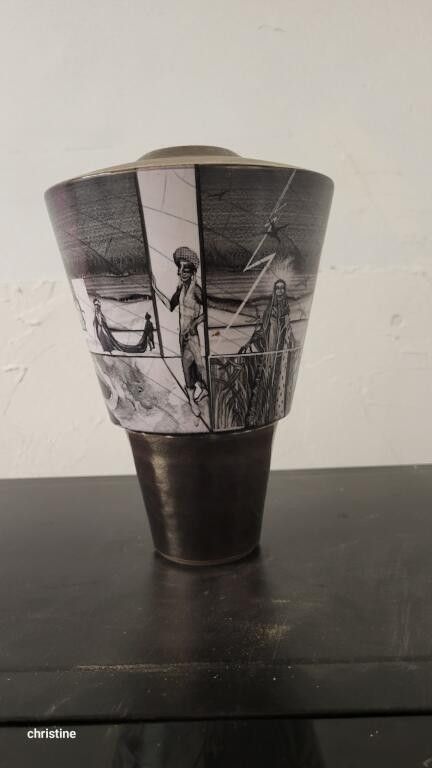vase monochrome barocco