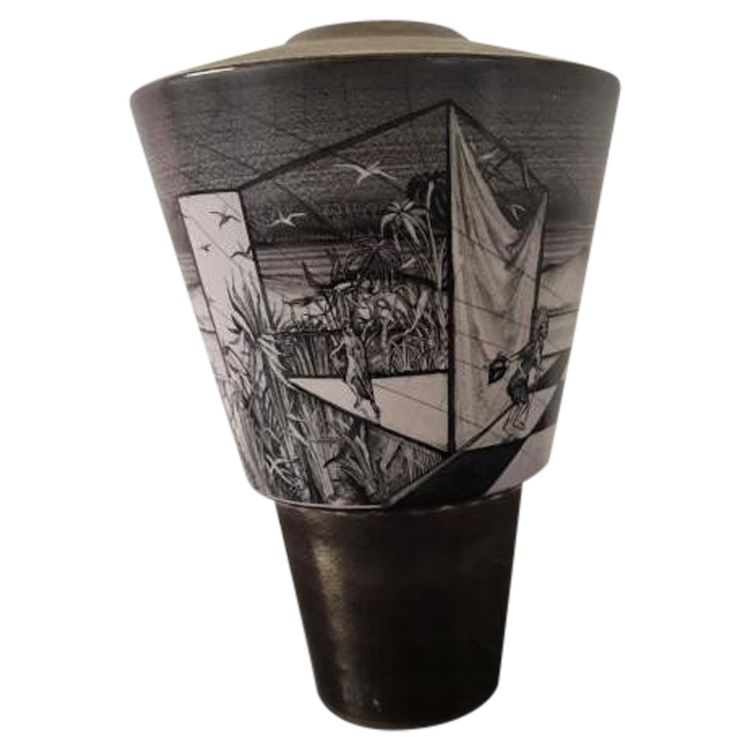vase monochrome barocco