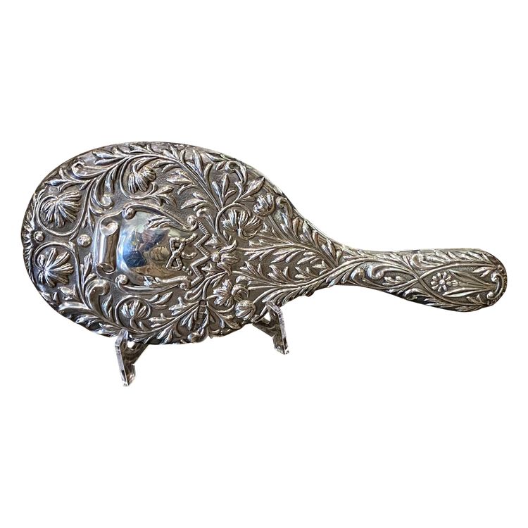  Volto di mano d'argento, decorazione floreale centrata su un cartiglio vuoto, circa 1900