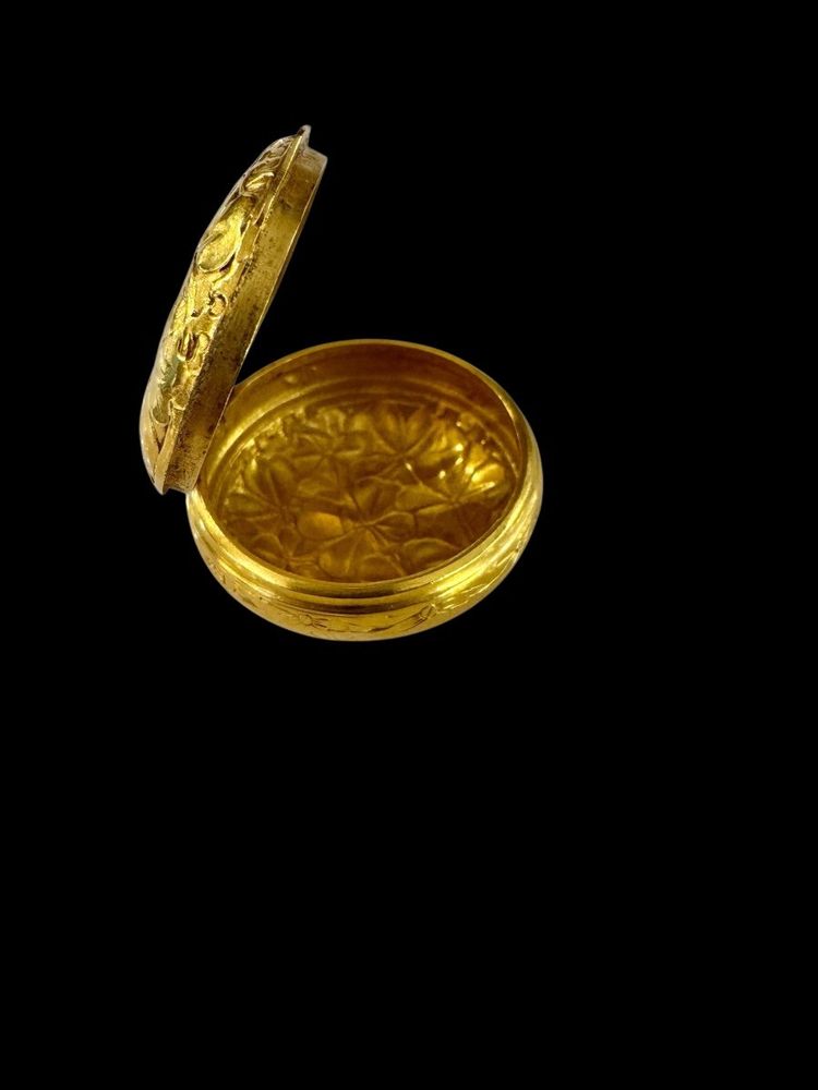 Scatola dorata Art Nouveau con decorazione a quadrifoglio