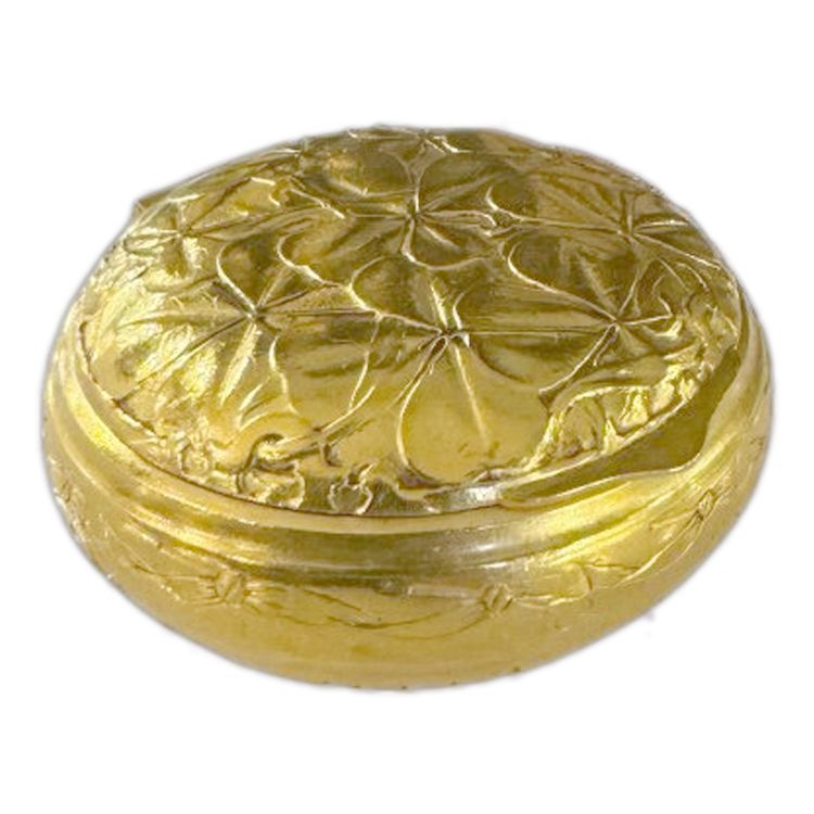Scatola dorata Art Nouveau con decorazione a quadrifoglio