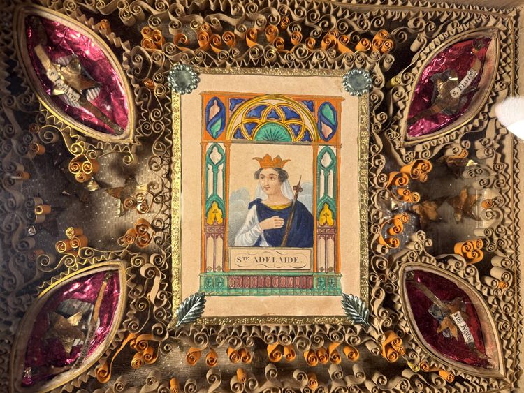 Paire De Reliquaires Paperolles Avec Gravures Des Saintes Adelaïde Et Victoire  - XIXe 