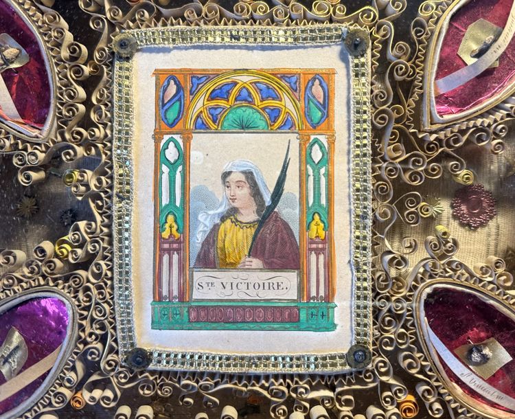 Paire De Reliquaires Paperolles Avec Gravures Des Saintes Adelaïde Et Victoire  - XIXe 