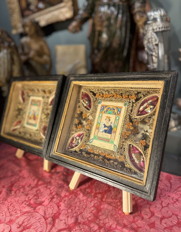 Paire De Reliquaires Paperolles Avec Gravures Des Saintes Adelaïde Et Victoire  - XIXe 