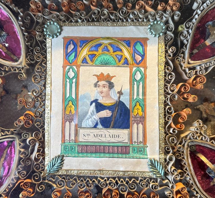 Paire De Reliquaires Paperolles Avec Gravures Des Saintes Adelaïde Et Victoire  - XIXe 