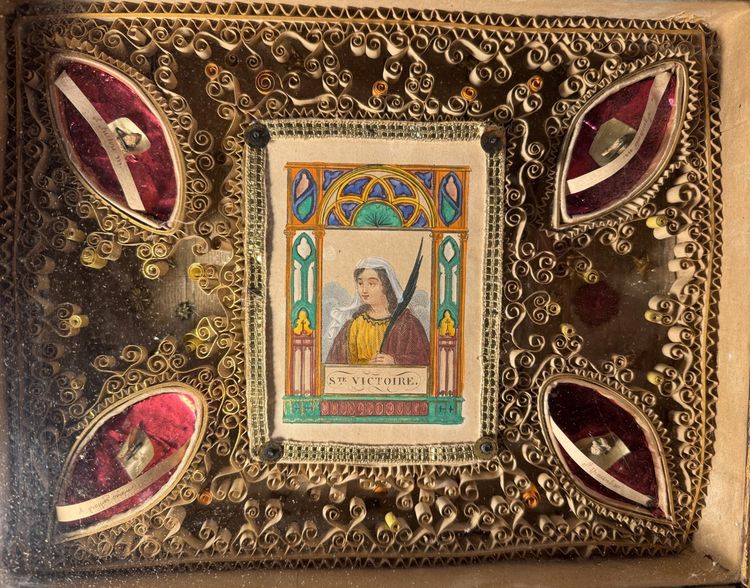 Paire De Reliquaires Paperolles Avec Gravures Des Saintes Adelaïde Et Victoire  - XIXe 
