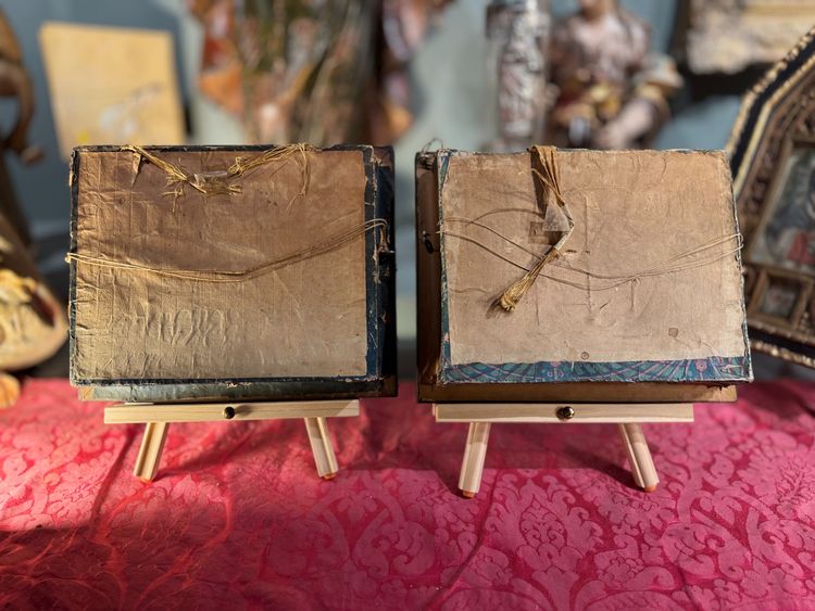 Paire De Reliquaires Paperolles Avec Gravures Des Saintes Adelaïde Et Victoire  - XIXe 