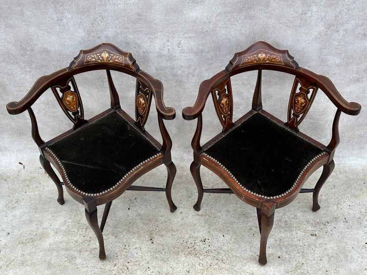 Paire De Fauteuils D‘angle