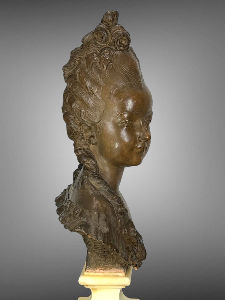 FERNAND CIAM 1886 - 1954 BUSTE DE JEUNE FEMME EN TERRE CUITE PATINÉE SUR SOCLE