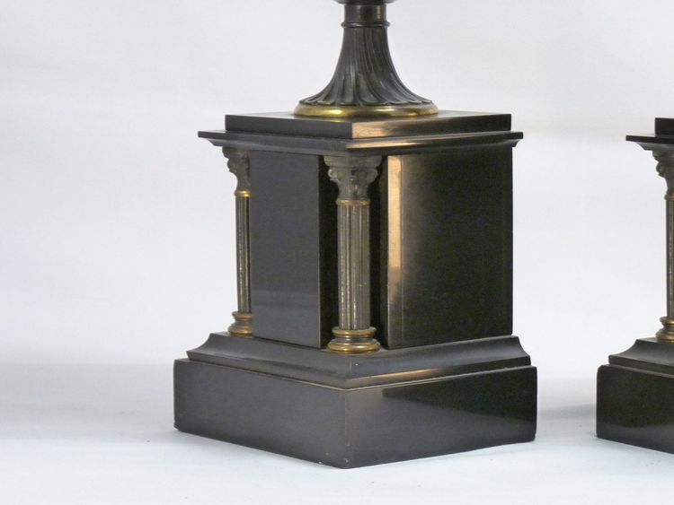 Paire de vases à l'antique en bronze XIXe