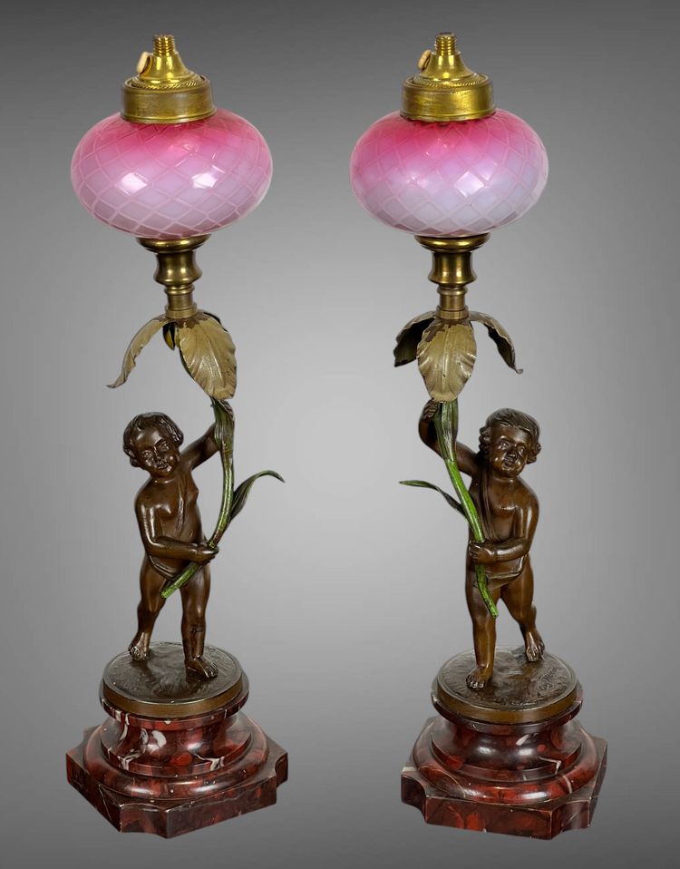 PAIRE DE LAMPE EN BRONZE SIGNÉ " AUGUSTE MOREAU " REPRÉSENTANT DES PUTTI