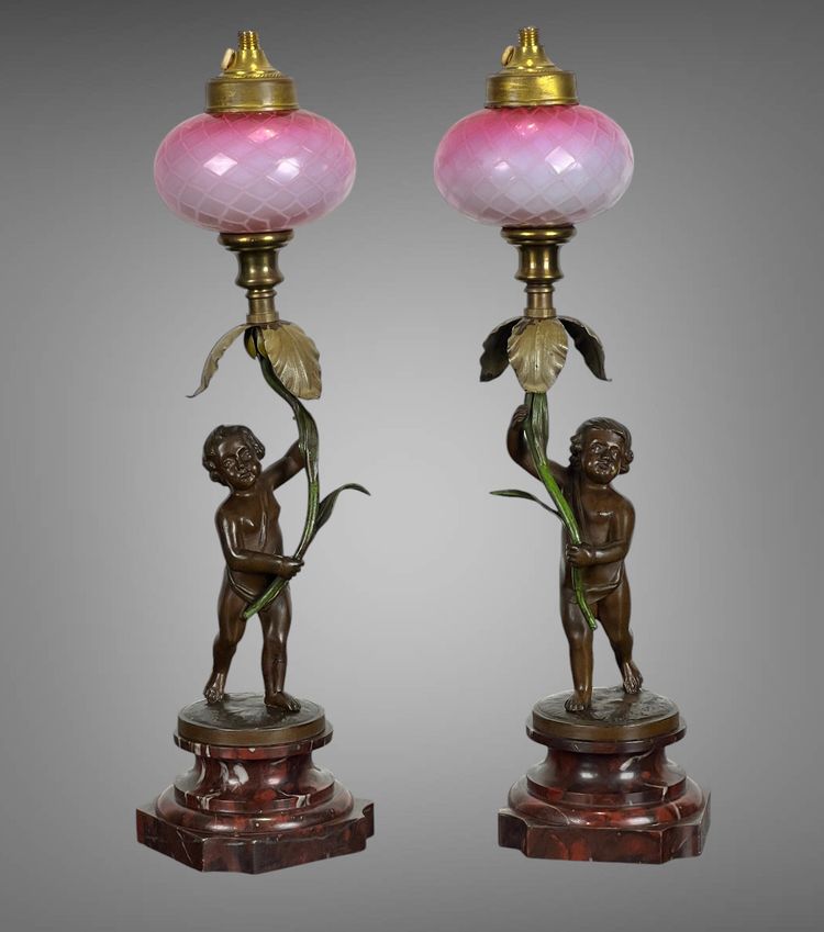 PAIRE DE LAMPE EN BRONZE SIGNÉ " AUGUSTE MOREAU " REPRÉSENTANT DES PUTTI